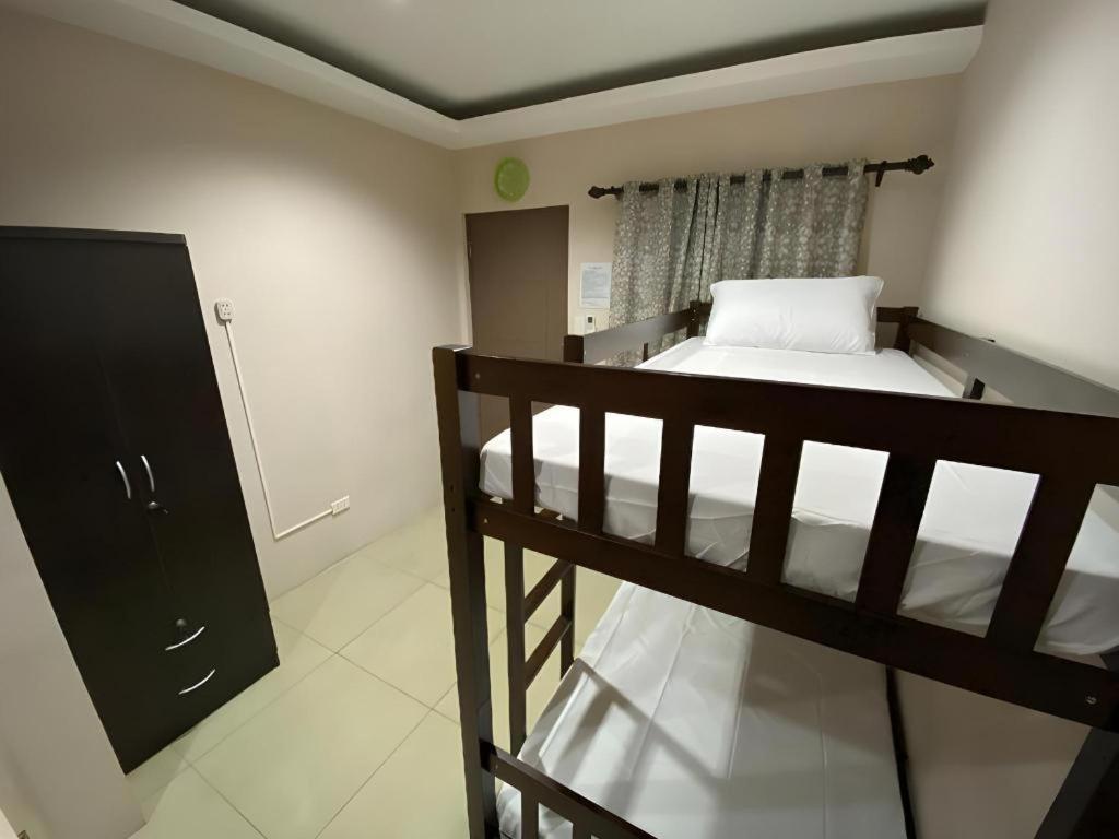 Oyo 766 Ichehan Apartments Manila Exteriör bild