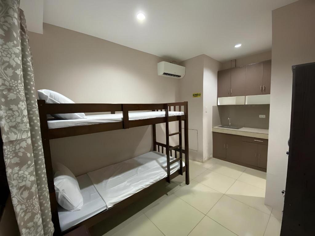 Oyo 766 Ichehan Apartments Manila Exteriör bild
