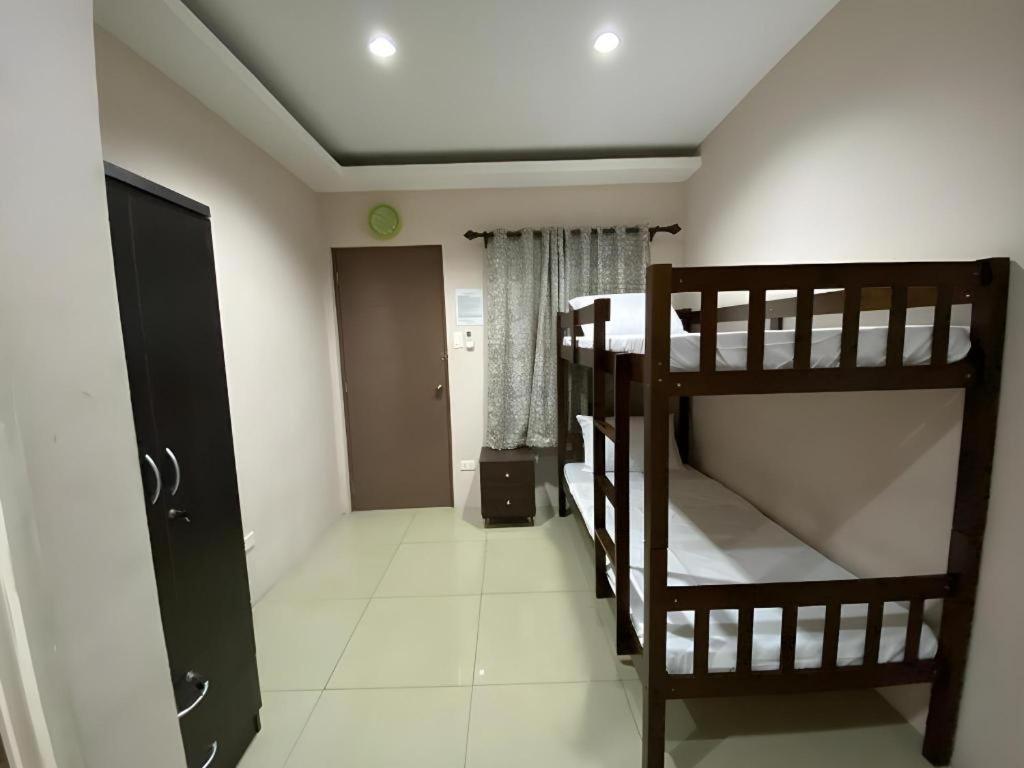 Oyo 766 Ichehan Apartments Manila Exteriör bild
