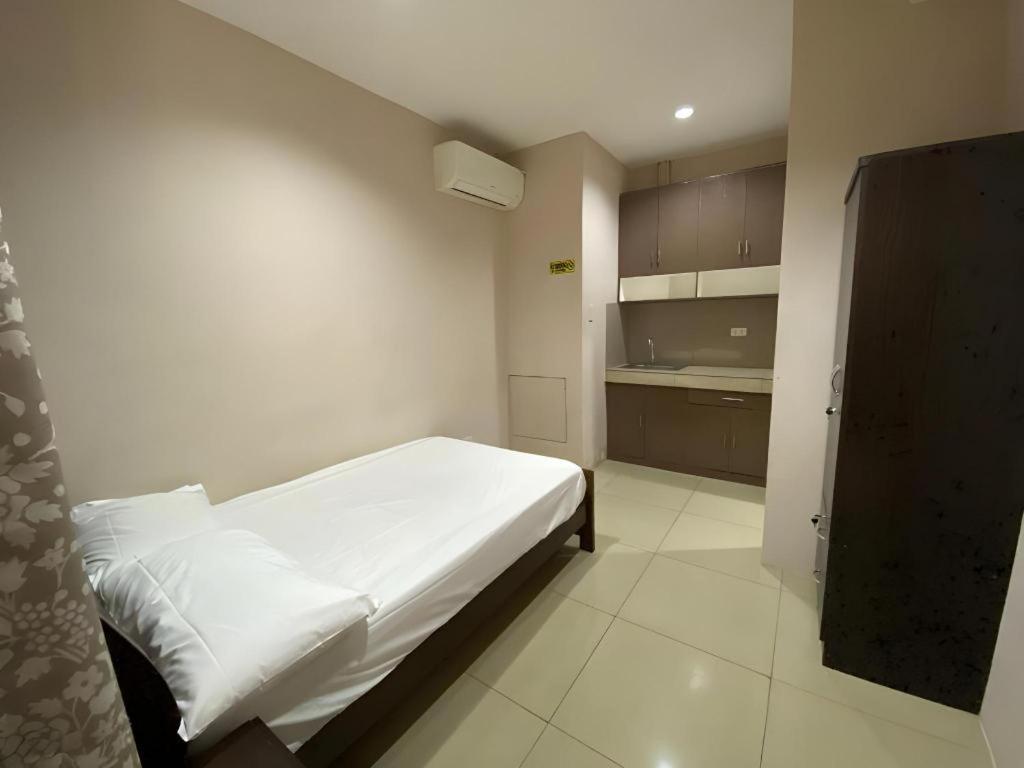Oyo 766 Ichehan Apartments Manila Exteriör bild